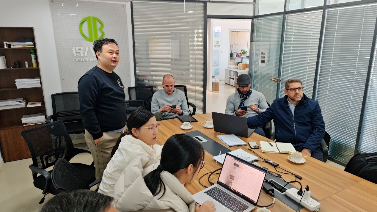 Clientes paraguayos visitan a Deba Brothers y aprueban altamente el plan de granja de cerdos de 12.000 cerdas y la solidez del producto