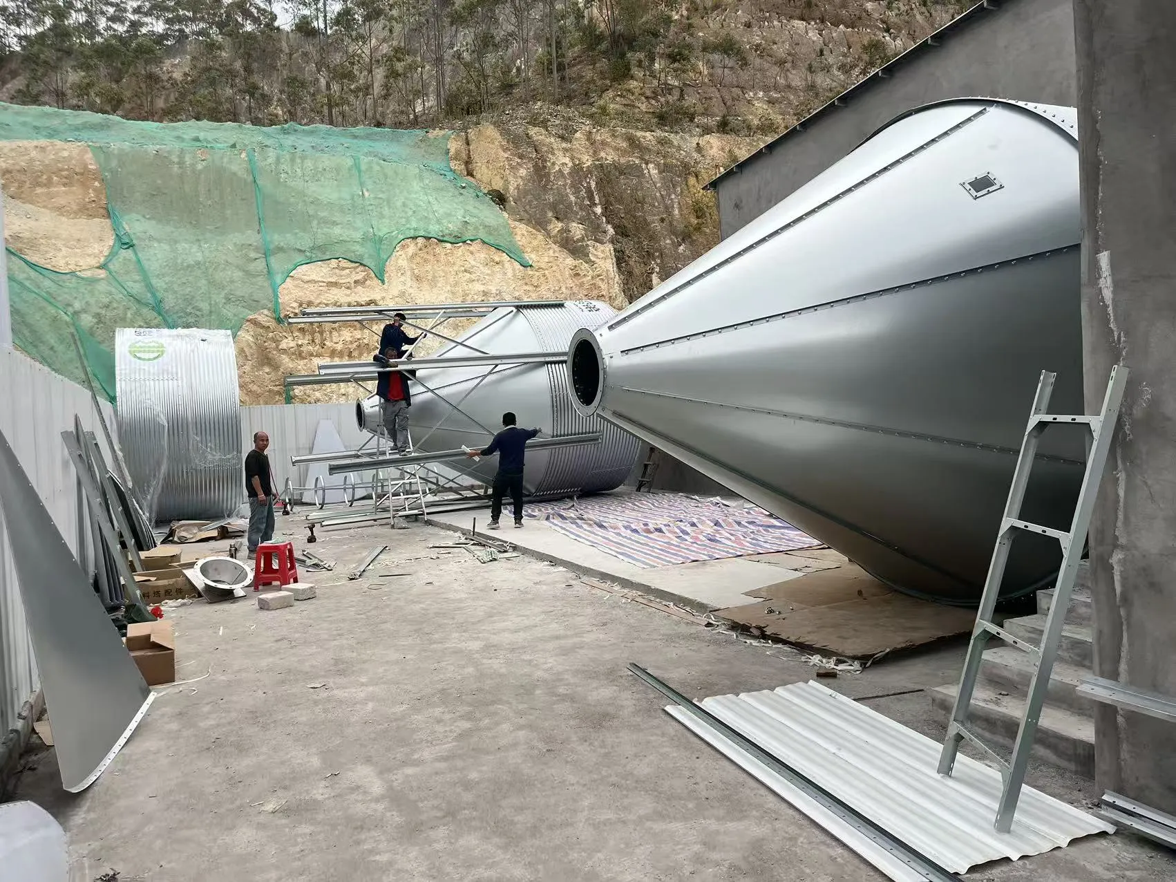 Proyecto de granja porcina a gran escala de Debabrother en Guangdong en construcción con una capacidad prevista de 300.000 lechones al año
